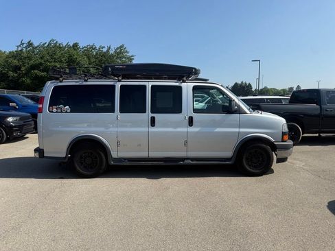 Used 2017 GMC Savana 2500 RWD image 5