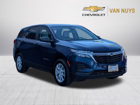 Used 2023 Chevrolet Equinox LS w/ LS Convenience Package FWD image 3