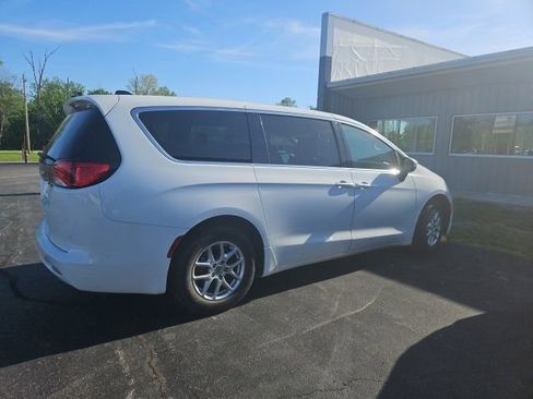 Used 2022 Chrysler Voyager LX image 3