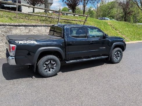 Used 2022 Toyota Tacoma TRD Off-Road AWD/4WD image 3