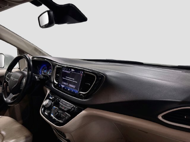 Used 2021 Chrysler Pacifica Touring-L FWD image 19