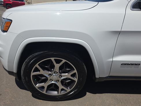Used 2018 Jeep Grand Cherokee Limited AWD/4WD image 9