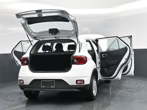 New 2025 Hyundai Venue SE image 19