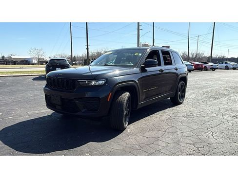Used 2023 Jeep Grand Cherokee Altitude AWD/4WD image 3