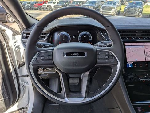 New 2025 Jeep Grand Cherokee Limited w/ Black Appearance Package image 17