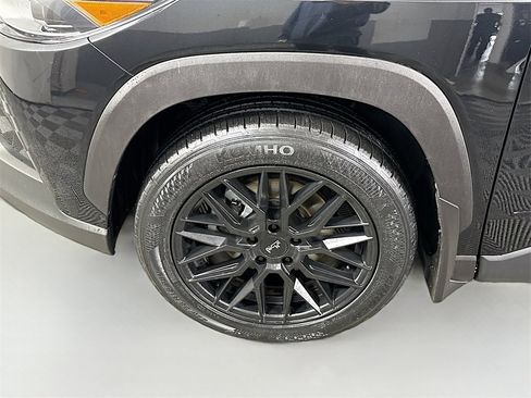 Certified 2022 Toyota Corolla Cross XLE image 35