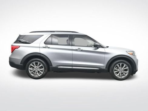 Used 2023 Ford Explorer XLT w/ Equipment Group 202A RWD image 4