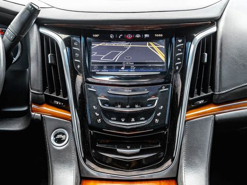 Used 2016 Cadillac Escalade Luxury AWD/4WD image 16
