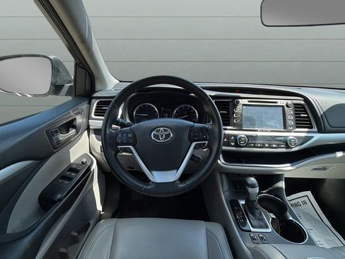 Used 2017 Toyota Highlander XLE AWD/4WD image 12