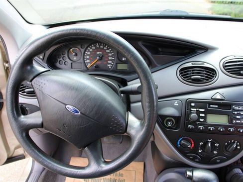 Used 2001 Ford Focus LX FWD image 16