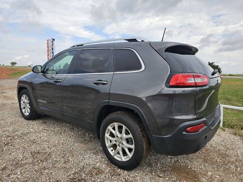 Used 2017 Jeep Cherokee Latitude image 2