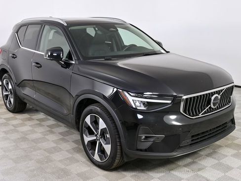 Used 2025 Volvo XC40 B5 Plus image 27