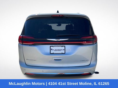Used 2023 Chrysler Pacifica Limited AWD/4WD image 13