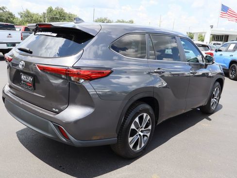 Used 2023 Toyota Highlander XLE FWD image 9