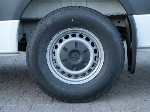 Used 2025 Mercedes-Benz Sprinter 2500 image 8