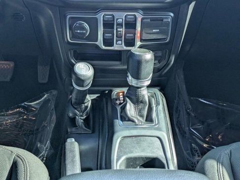 Used 2021 Jeep Gladiator Sport image 15