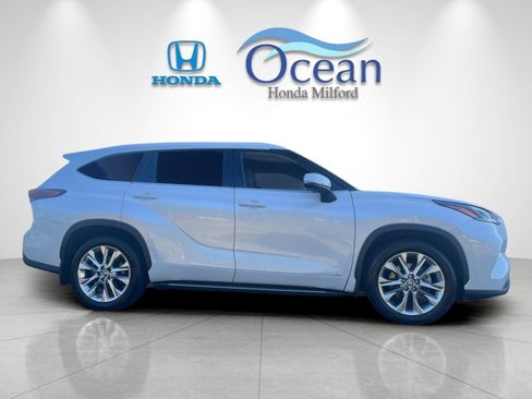 Used 2023 Toyota Highlander Limited AWD/4WD image 2