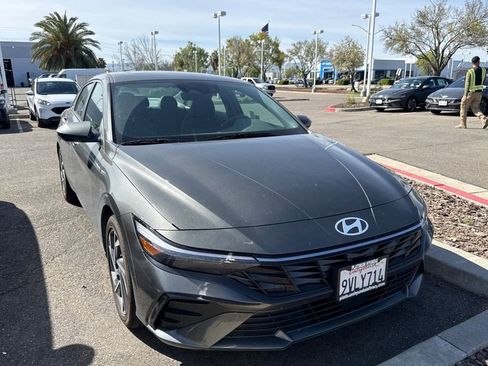 Used 2025 Hyundai Elantra SEL image 2