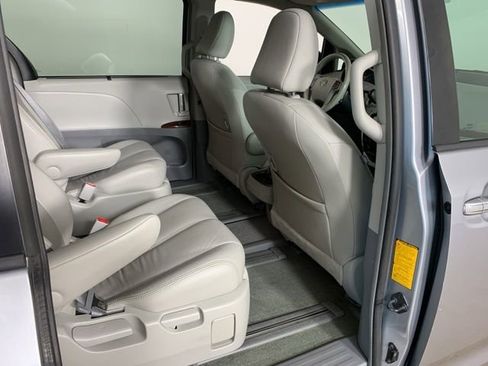 Used 2013 Toyota Sienna XLE AWD/4WD image 40