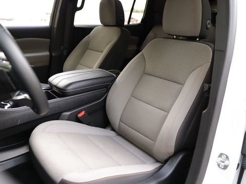 Used 2025 Chevrolet Traverse LT w/ Driver Confidence Package FWD image 24