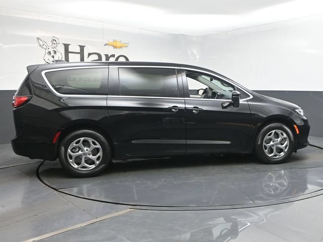 Used 2024 Chrysler Pacifica Limited AWD/4WD image 41