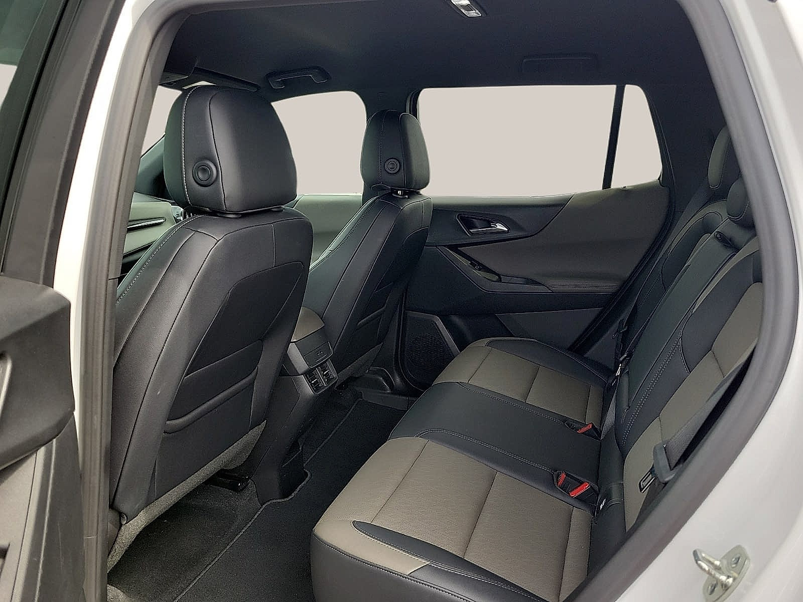 Used 2026 Chevrolet Equinox LT w/ Convenience Package II FWD image 9