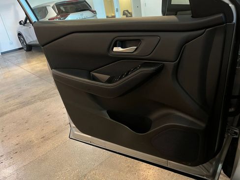 Used 2025 Nissan Rogue SV image 18