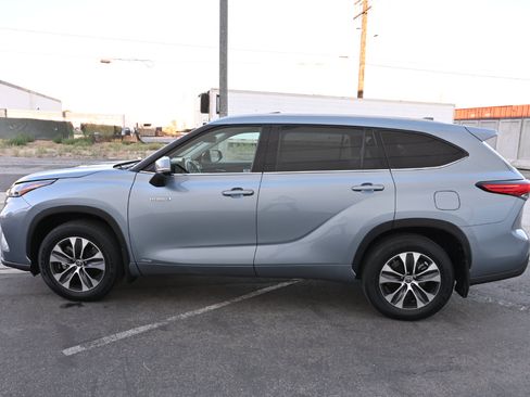 Used 2021 Toyota Highlander XLE AWD/4WD image 3