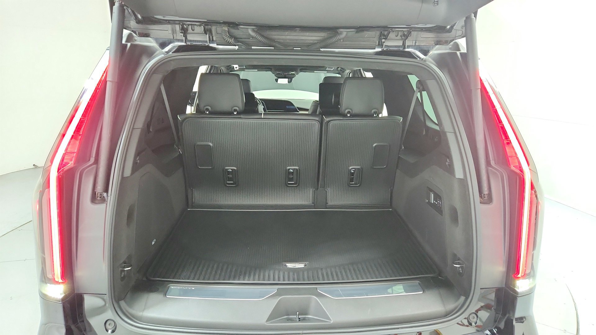 Used 2023 Cadillac Escalade ESV Sport Platinum w/ LPO, ONYX Package AWD/4WD image 25