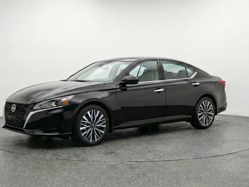 Used 2025 Nissan Altima 2.5 SV image 3