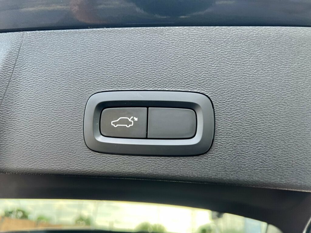 Used 2021 Volvo XC40 T4 Momentum FWD image 9