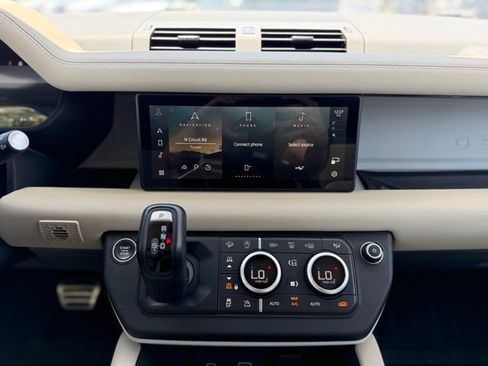 Used 2024 Land Rover Defender 110 X-Dynamic SE AWD/4WD image 15