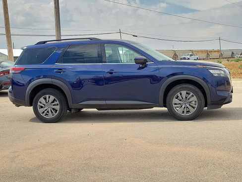 Used 2025 Nissan Pathfinder SV image 5