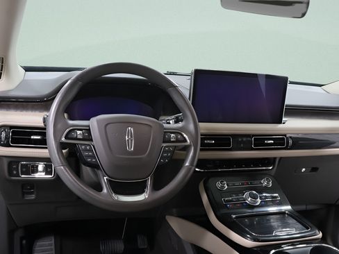 Used 2023 Lincoln Nautilus Reserve AWD/4WD image 9