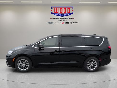 Used 2026 Chrysler Pacifica Limited FWD image 6