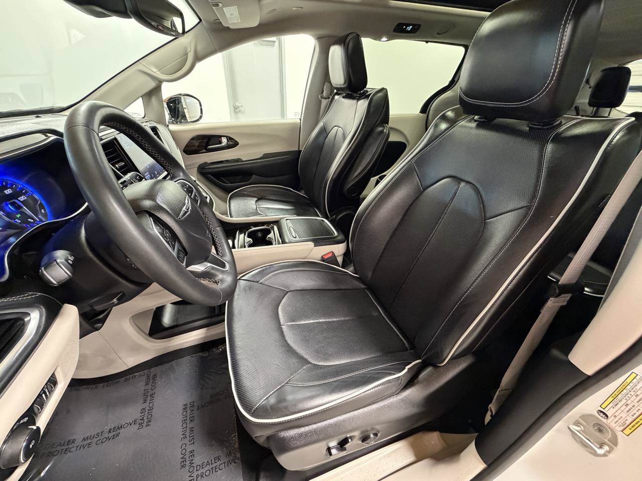Used 2023 Chrysler Pacifica Limited FWD image 23