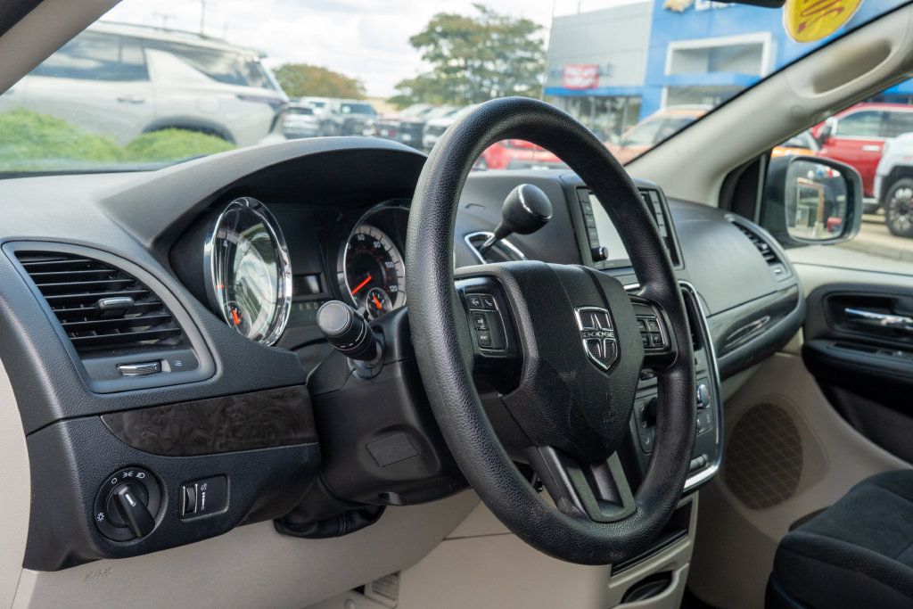Used 2019 Dodge Grand Caravan SE w/ UConnect Hands-Free Group FWD image 13