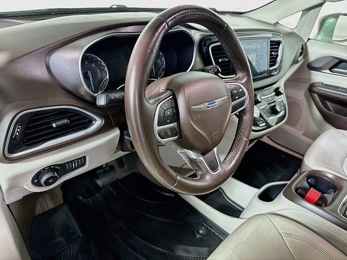 Used 2017 Chrysler Pacifica Touring-L Plus FWD image 9