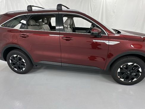 Used 2025 Kia Sorento S image 2