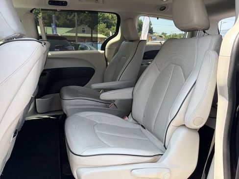 Used 2020 Chrysler Pacifica Limited FWD image 23