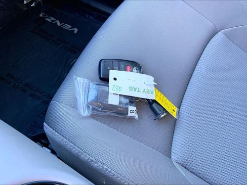 Used 2022 Toyota Venza LE image 14