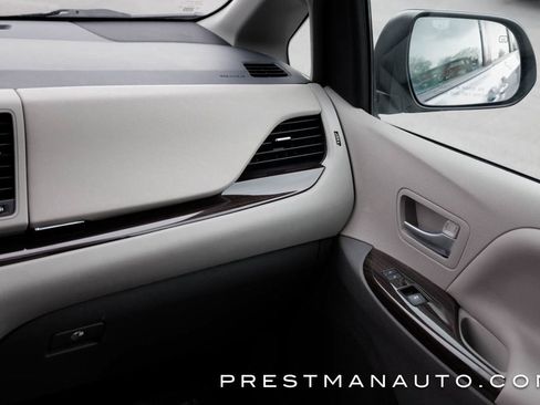 Used 2019 Toyota Sienna XLE w/ XLE Navigation Package image 33