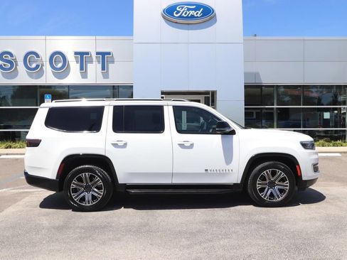 Used 2024 Jeep Wagoneer Series II w/ Flexible Seating Group image 18