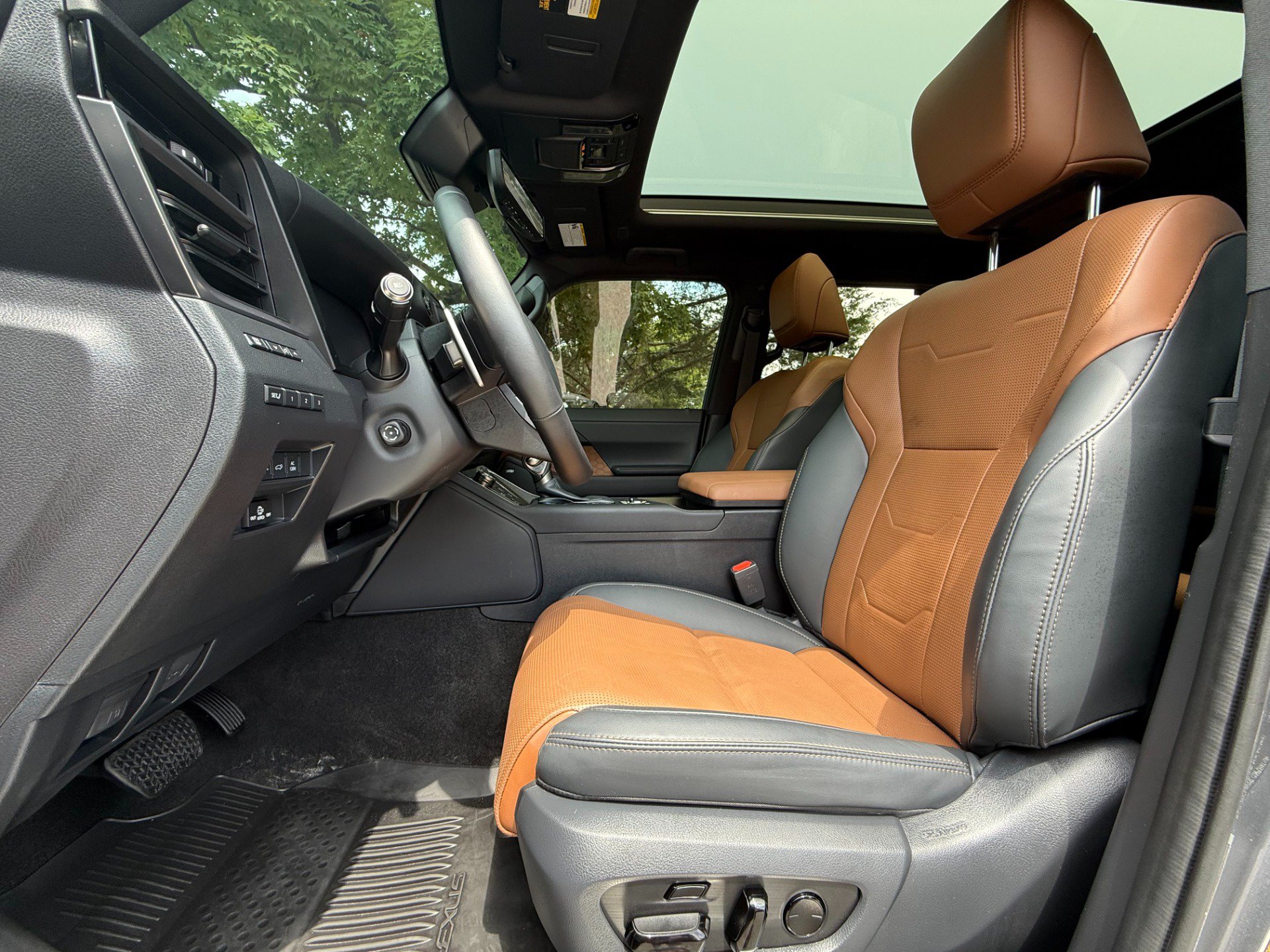 Used 2025 Lexus GX 550 w/ Accessory Package (2T) AWD/4WD image 9