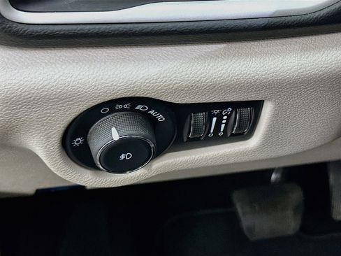 Used 2024 Chrysler Pacifica Touring-L FWD image 17