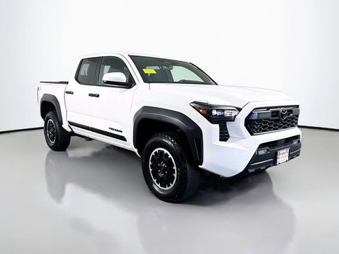 Certified 2025 Toyota Tacoma TRD Off-Road AWD/4WD image 10