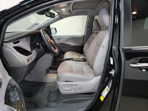Used 2020 Toyota Sienna XLE FWD image 22
