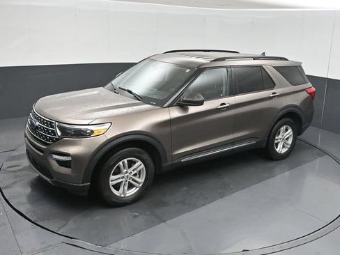 Used 2021 Ford Explorer XLT w/ Equipment Group 202A AWD/4WD image 41