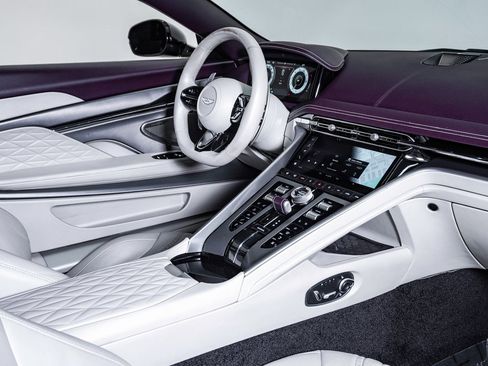 Used 2024 Aston Martin DB12 Coupe image 22