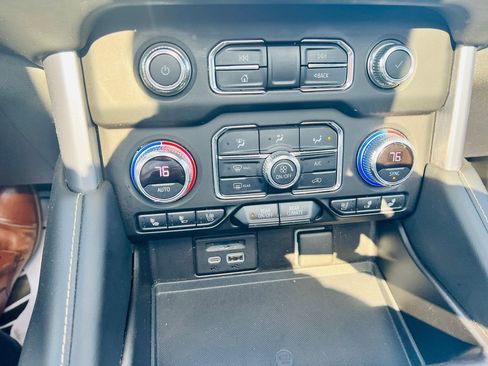 Used 2021 GMC Yukon SLT w/ SLT Premium Package image 32